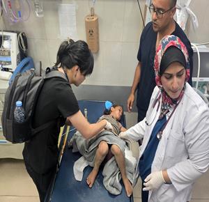 مسعفون ينقلون شهيد وأربعة جرحى، بينهم طفلة وسيدة حامل، إلى مجمع ناصر الطبي بعد قصف إسرائيلي استهدف مركبة مدنية شمال غرب مدينة خان يونس